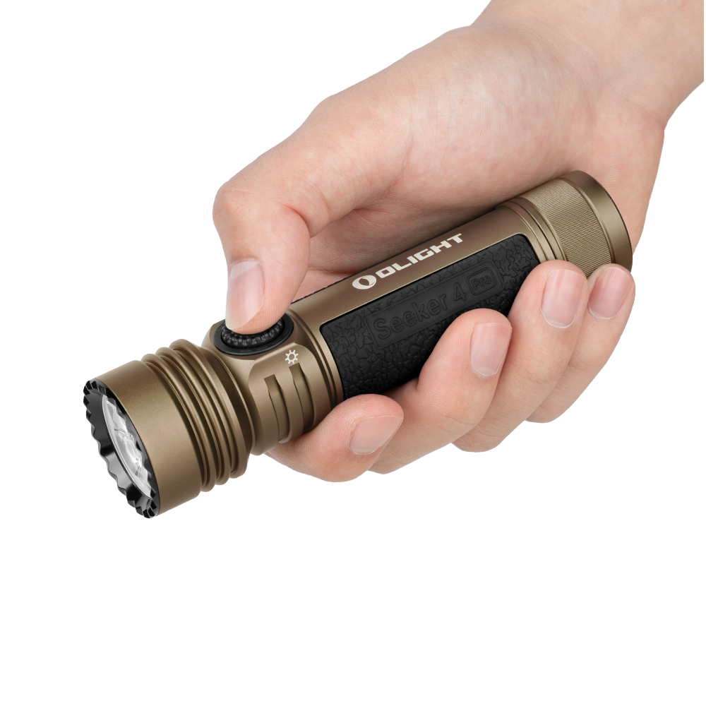 OLight Seeker 4 Pro Professionelle LED Taschenlampe in Desert Tan